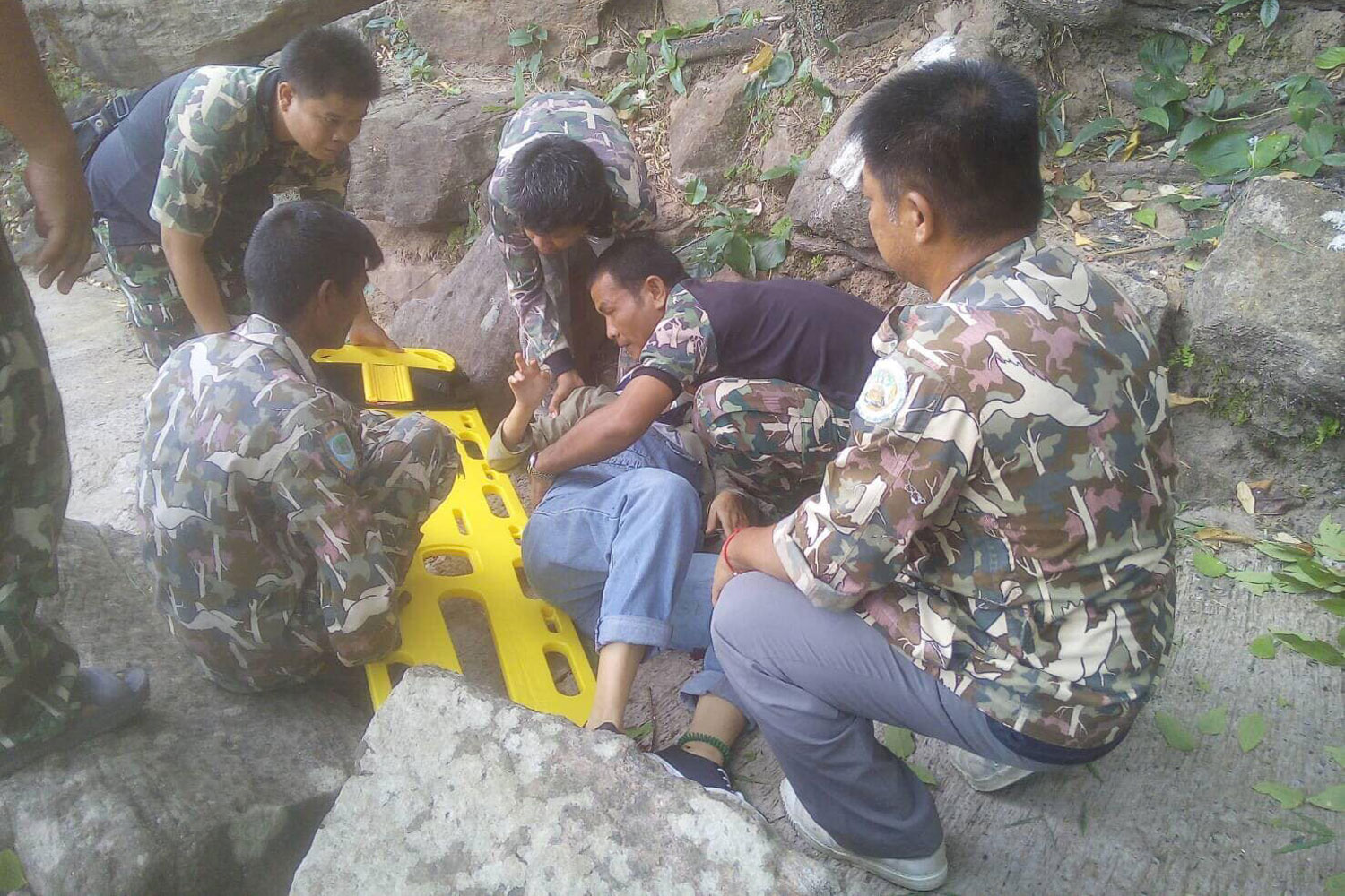 Pregnant Chinese tourist survives cliff fall