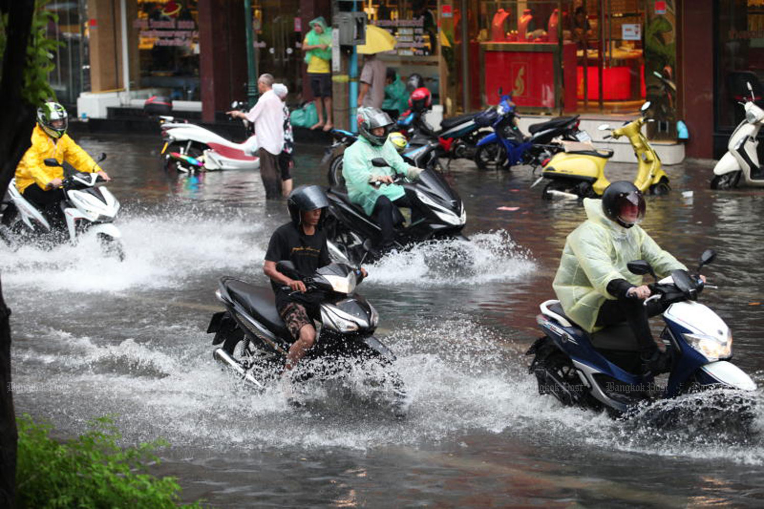 Anupong vows to up anti-flood efforts