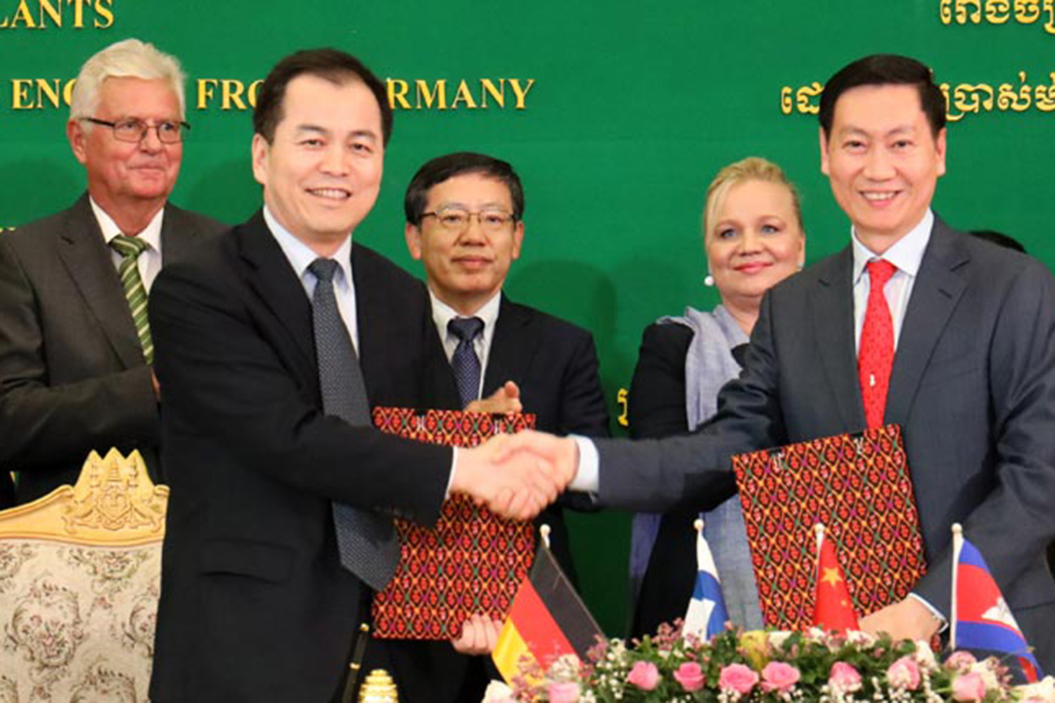 Electricite Du Cambodge managing director Keo Ratanak (left) shakes hands with Chen Xiangdone, deputy president of CGGC-UN Power Co, in Phnom Penh on Tuesday. (Khmer Times photo) Electricite Du Cambodge managing director Keo Ratanak (left) shakes hands with Chen Xiangdone, deputy president of CGGC-UN Power Co, in Phnom Penh on Tuesday. (Khmer Times photo)