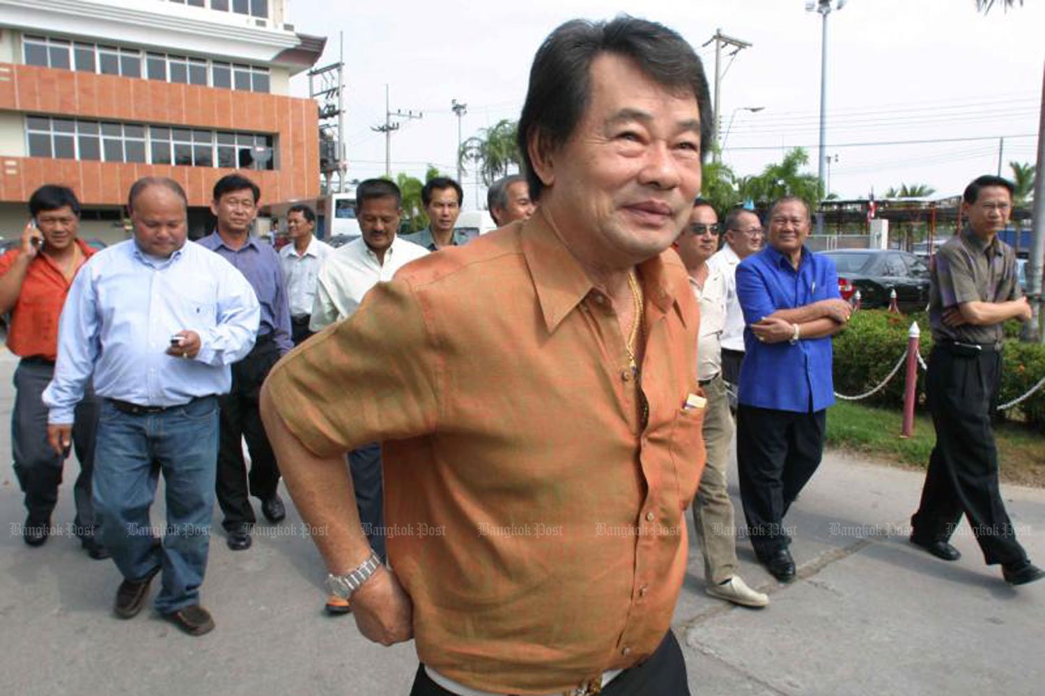 Somchai Khunpluem, alias Kamnan Poh, arrives at the Chon Buri court in March 2004 to hear a ruling on a corruption case. (Photo by Chanat Katanyu)