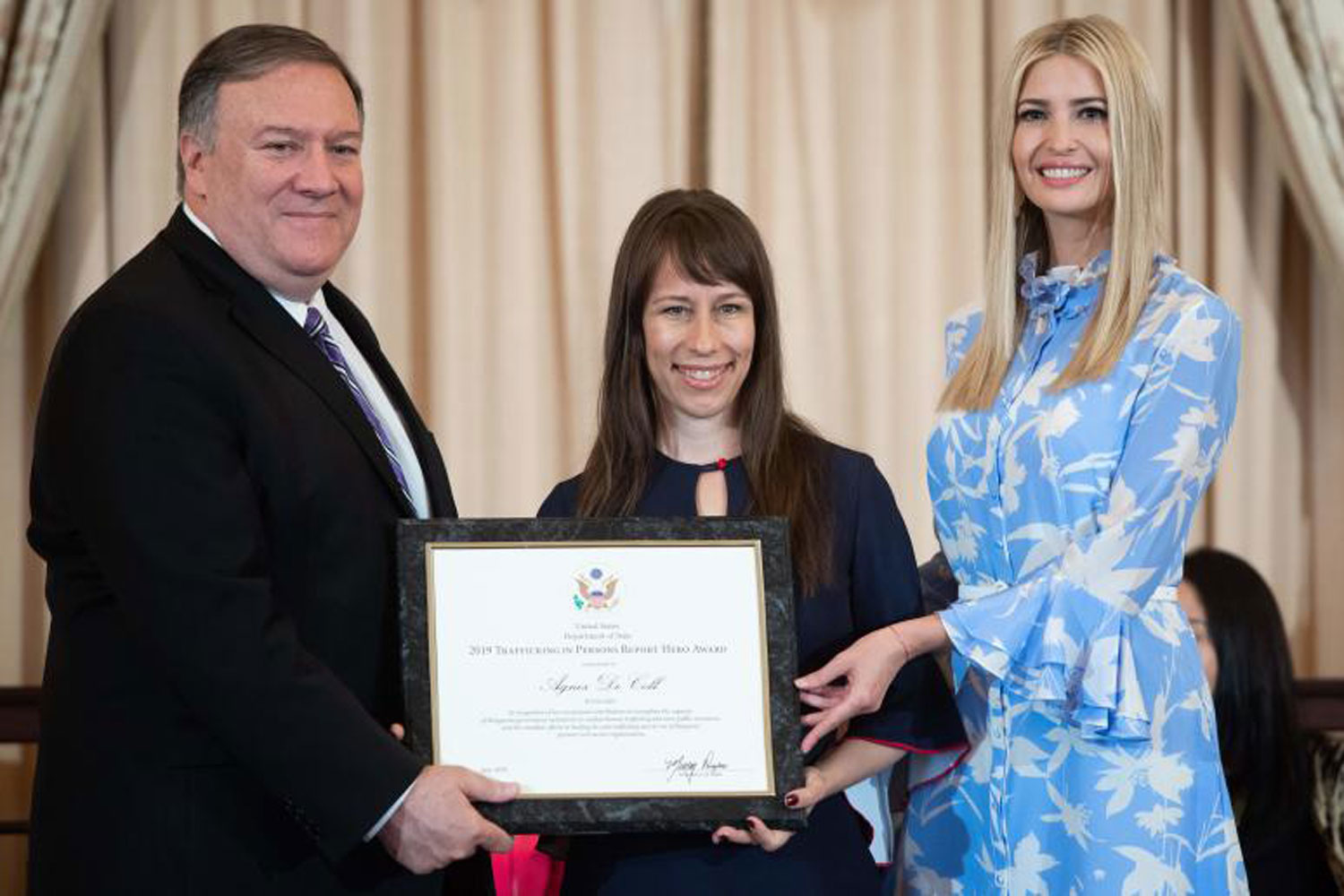 US Secretary of State Mike Pompeo (L) and Senior White House Advisor Ivanka Trump (R) present Agnes De Coll of Hungary with the 2019 TIP Report Hero Award for her work to fight against human trafficking during a ceremony releasing the 2019 Trafficking in Persons Report at the State Department in Washington, DC, June 20, 2019. (AFP photo)