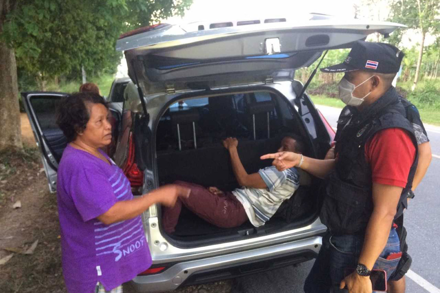 Police question a Thai suspect when they stop her vehicle carrying illegal migrants in Rattanaphum district of Songkhla province on Monday. (Photo by Assawin Pakkawan)