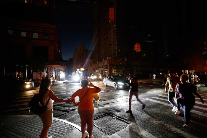 Bangkok Post - Thousands left in the dark during New York power outage