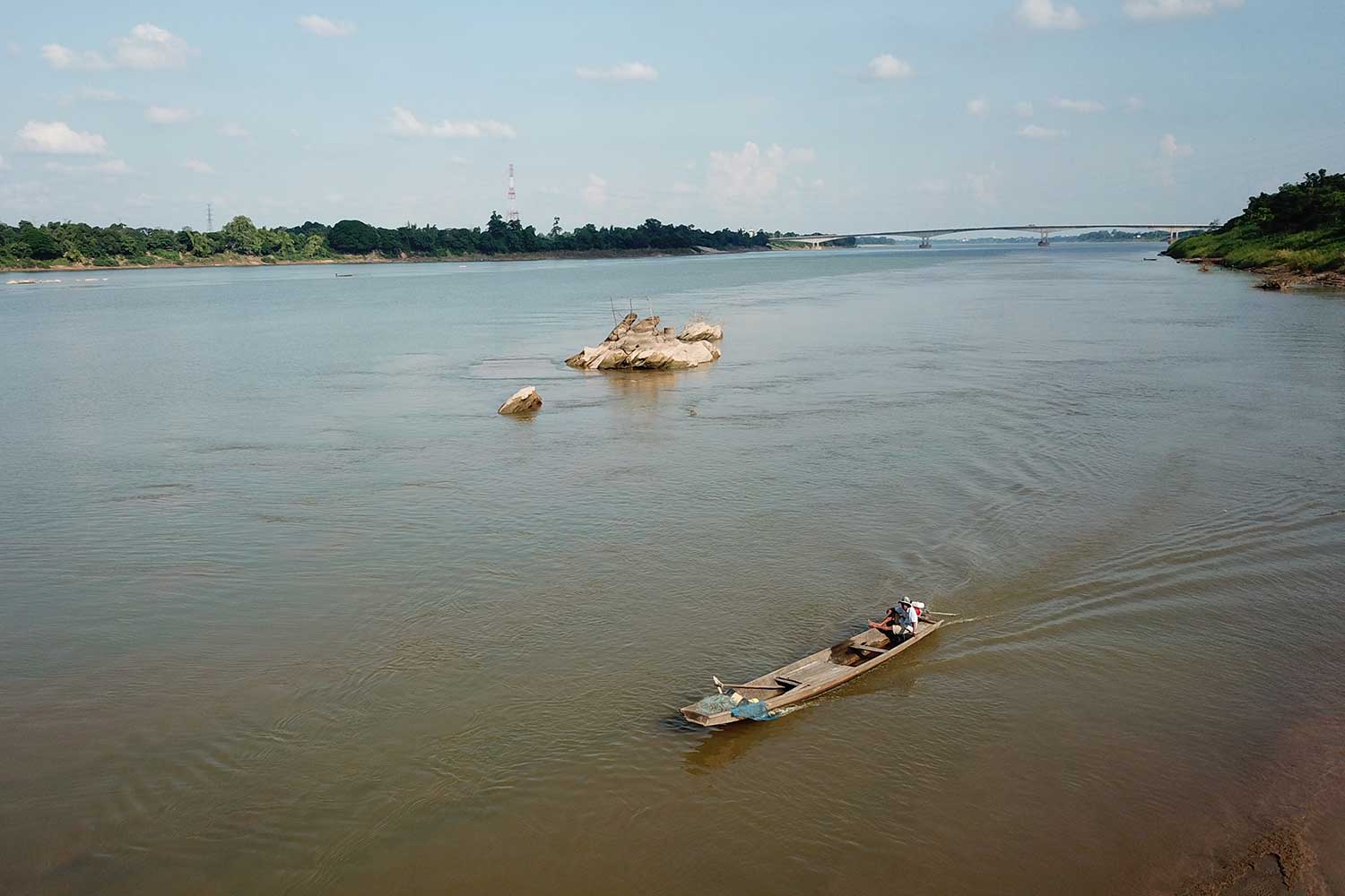 The water level of the Mekong River has dropped as the dry spell continues in Nakhon Phanom. (Photo by Pattanapong Sripiachai)