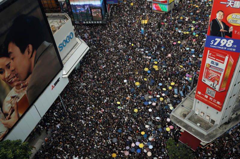 Anti-extradition demonstrators march to call for democratic reforms, in Hong Kong, China on Sunday. (Reuters photo) Anti-extradition demonstrators march to call for democratic reforms, in Hong Kong, China on Sunday. (Reuters photo)