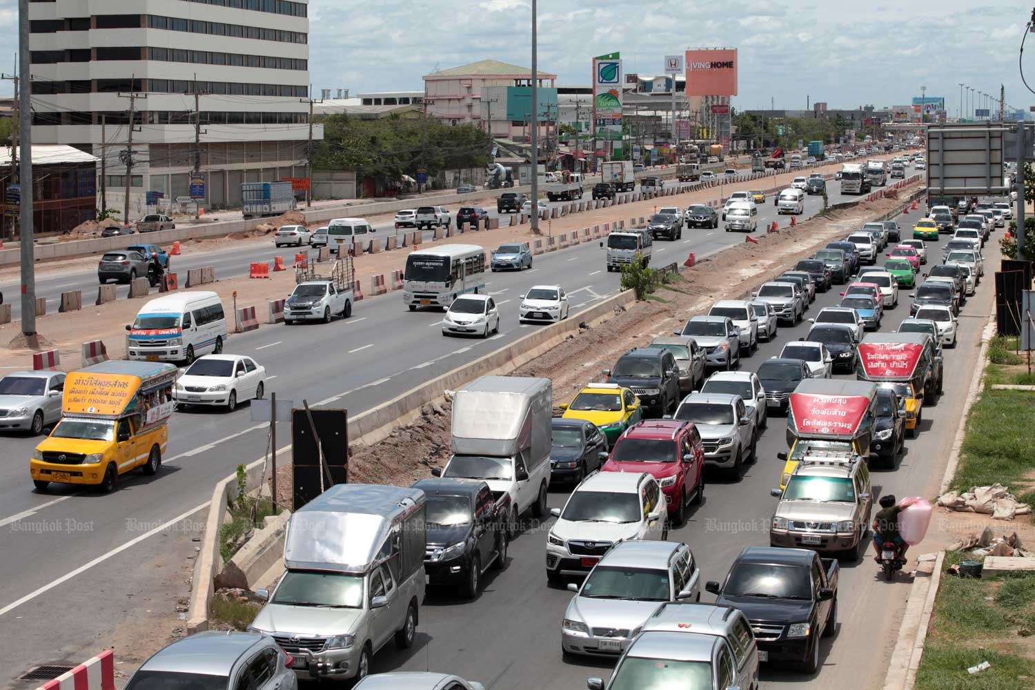 Cops use drone to ease traffic gridlock on Rama II