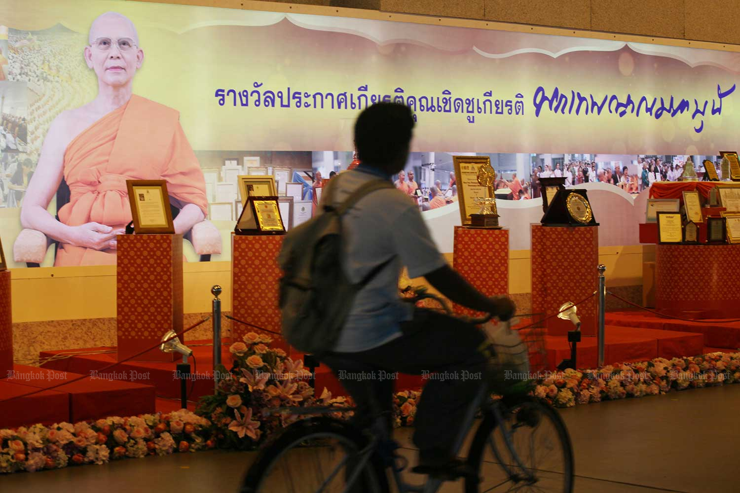 The hunt for the artful Phra Dhammajayo to be rejuvenated, by order of the new Justice Minister, Somsak Thepsuthin  - once the former abbot's disciple. (Photo by Apichit Jinakul)