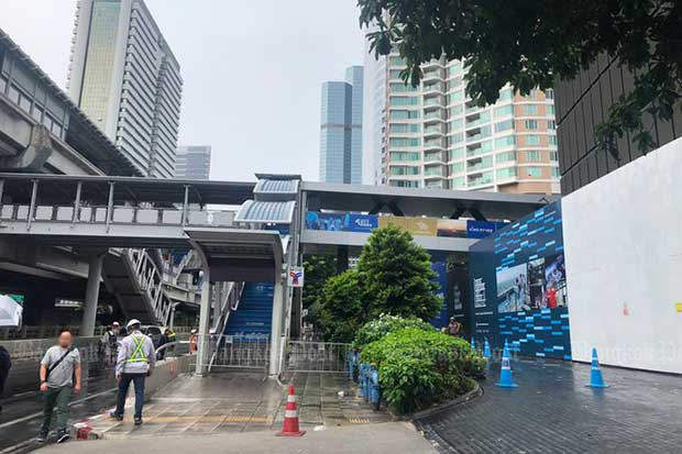 Police close the area near the Chong Nonsi BTS station after two loud bangs were heard there on Friday. (Photo from @js100radio Twitter account)