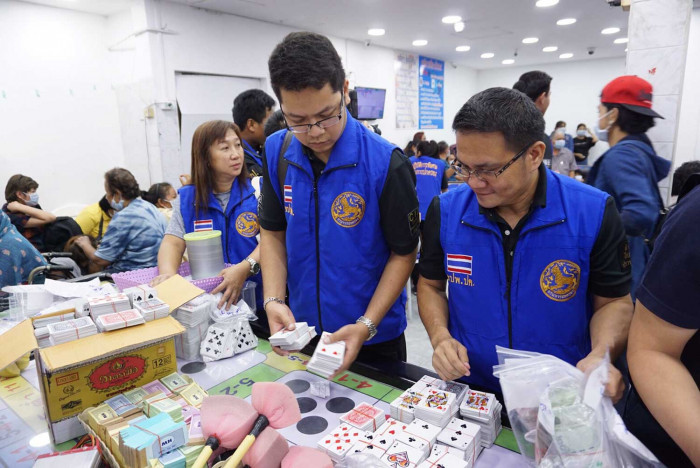 Bangkok Post - Gambling den raid nets 120 suspects