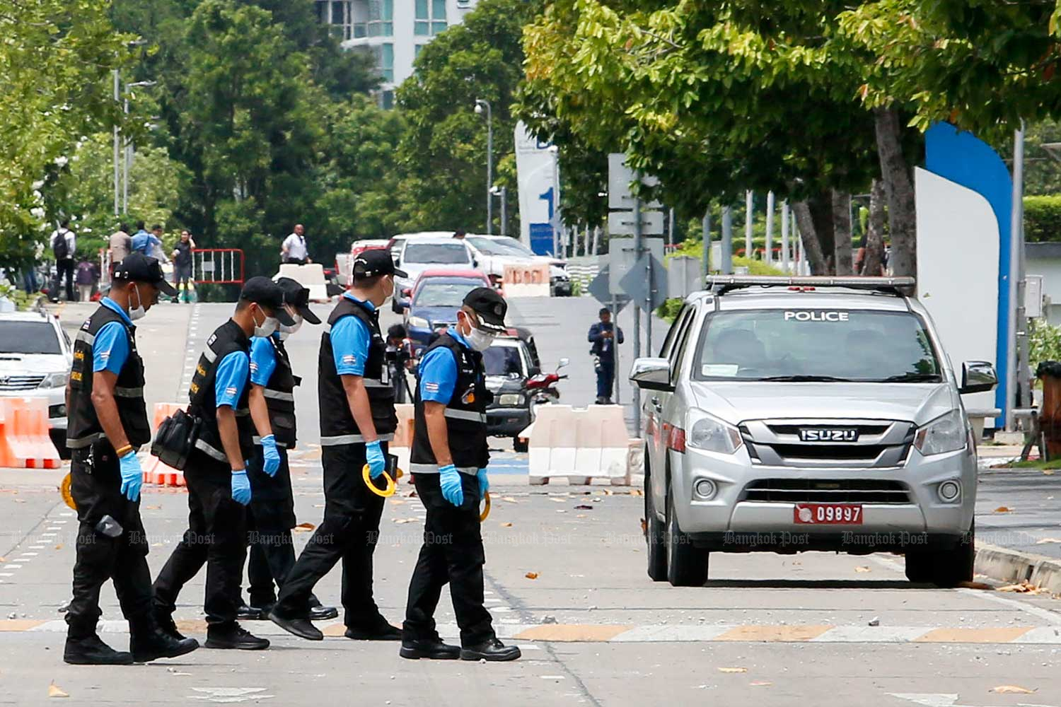 Bomb squad officers check the Government Complex on Chaeng Watthana Road after one of two bombs went off on Friday. (Photo by Pattarapong Chatpattarasill) Bomb squad officers check the Government Complex on Chaeng Watthana Road after one of two bombs went off on Friday. (Photo by Pattarapong Chatpattarasill)