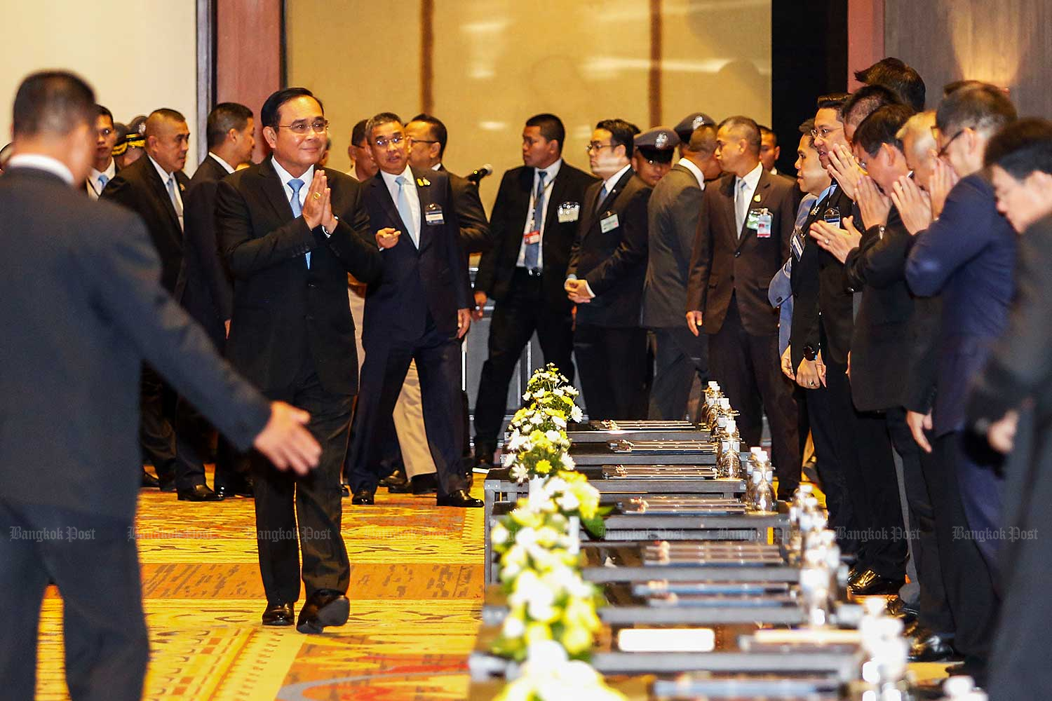 Prime Minister Prayut Chan-o-cha greets officials of state agencies as he chairs a meeting yesterday to tell them about his government's policies at the Impact Forum convention centre in Muang Thong Thani, Nonthaburi. (Photo by Pattarapong Chatpattarasill) Prime Minister Prayut Chan-o-cha greets officials of state agencies as he chairs a meeting yesterday to tell them about his government's policies at the Impact Forum convention centre in Muang Thong Thani, Nonthaburi. (Photo by Pattarapong Chatpattarasill)