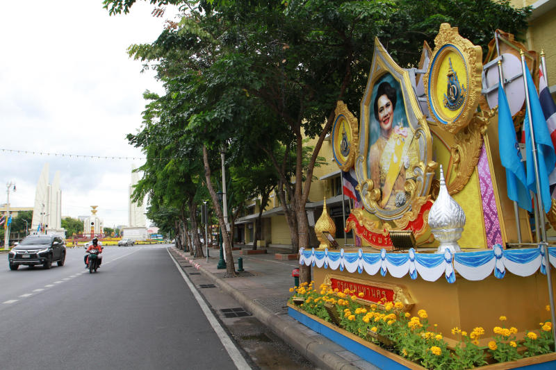 The image of Her Majesty Queen Sirikit is seen on Ratchadamnoen Avenue. (Photo by Pawat Laopaisarntaksin) The image of Her Majesty Queen Sirikit is seen on Ratchadamnoen Avenue. (Photo by Pawat Laopaisarntaksin)