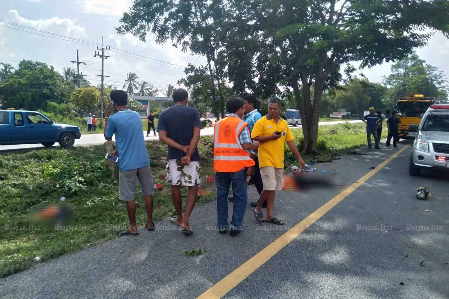 Rescue workers prepare to take the injured and dead victims from the scene of a crash after a car driven by a Malaysian woman rammed into a group of workers taking a rest along a road in Songkhla's Rattaphum district on Tuesday. (Photo by Assawin Pakkawan)