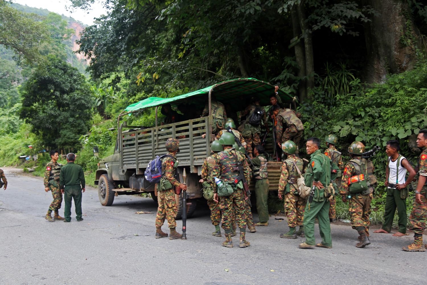 Myanmar insurgents attack army college, police post