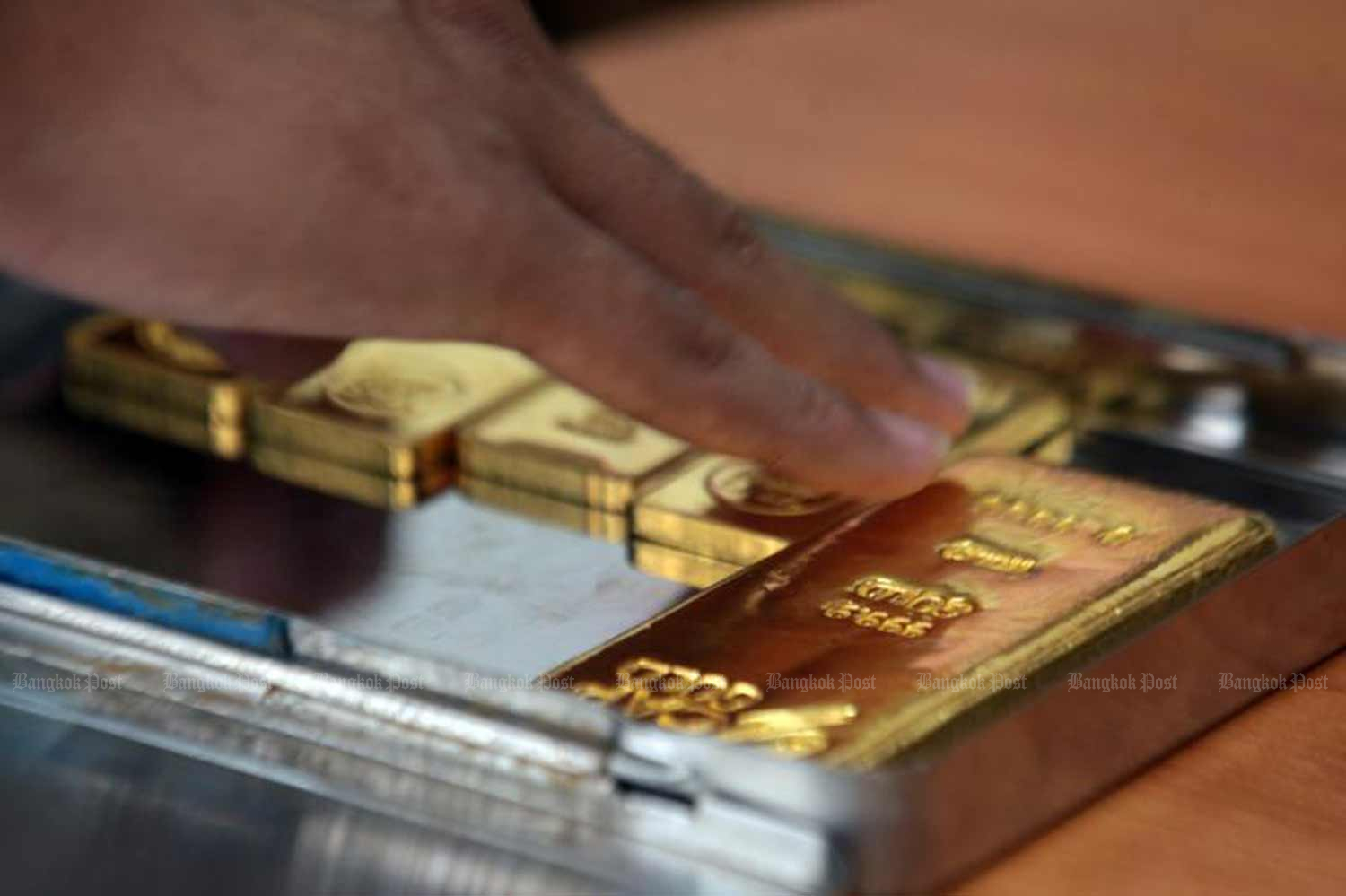 Gold lifts exports to unexpected growth in July