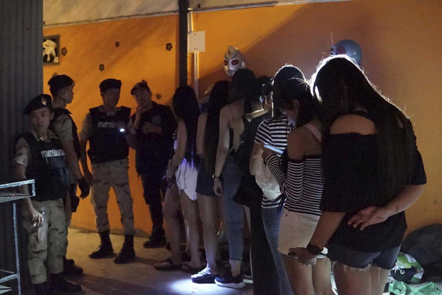 Patrons queue for urine tests after the Provincial Administration Department raided a pub in Saraburi’s Nong Khae district. The pub was ordered to close for five years for operating without a licence and selling alcohol beyond the permitted hours. (File photo by the Provincial Administration Department) Patrons queue for urine tests after the Provincial Administration Department raided a pub in Saraburi’s Nong Khae district. The pub was ordered to close for five years for operating without a licence and selling alcohol beyond the permitted hours. (File photo by the Provincial Administration Department)