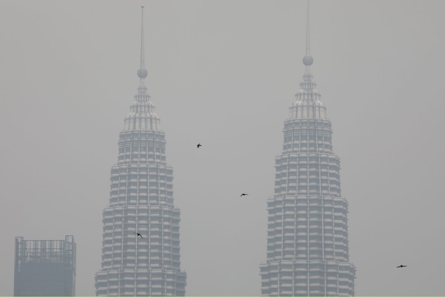 Malaysia shuts 400 schools as haze spreads