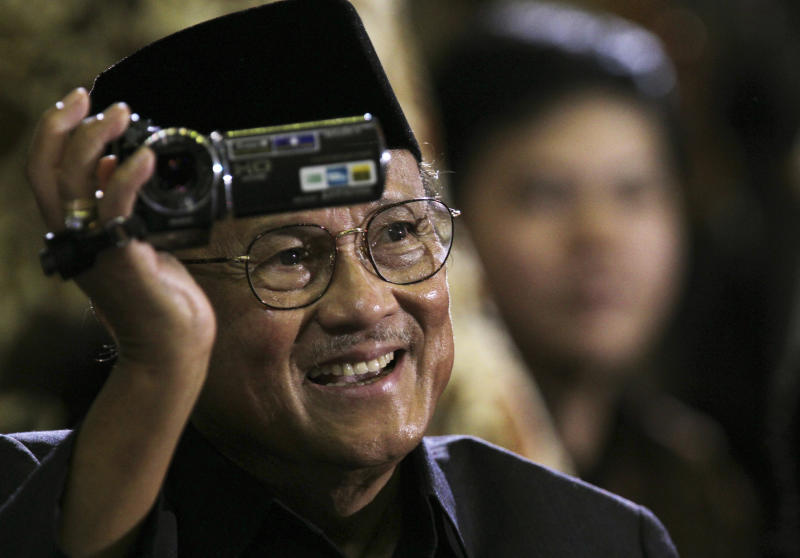 Former Indonesian president B.J. Habibie films the crowd as he sits in the audience to hear then US president Barack Obama's speech at the University of Indonesia in Jakarta on Nov 10, 2010. (AP photo) Former Indonesian president B.J. Habibie films the crowd as he sits in the audience to hear then US president Barack Obama's speech at the University of Indonesia in Jakarta on Nov 10, 2010. (AP photo)
