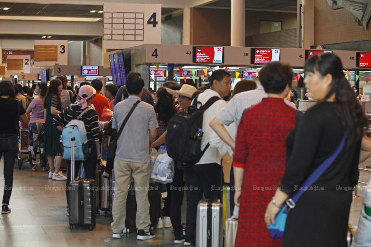 Passengers crowd Don Mueang airport, Bangkok, during the Songkran festival in April. (File photo by Varuth Hirunyatheb)