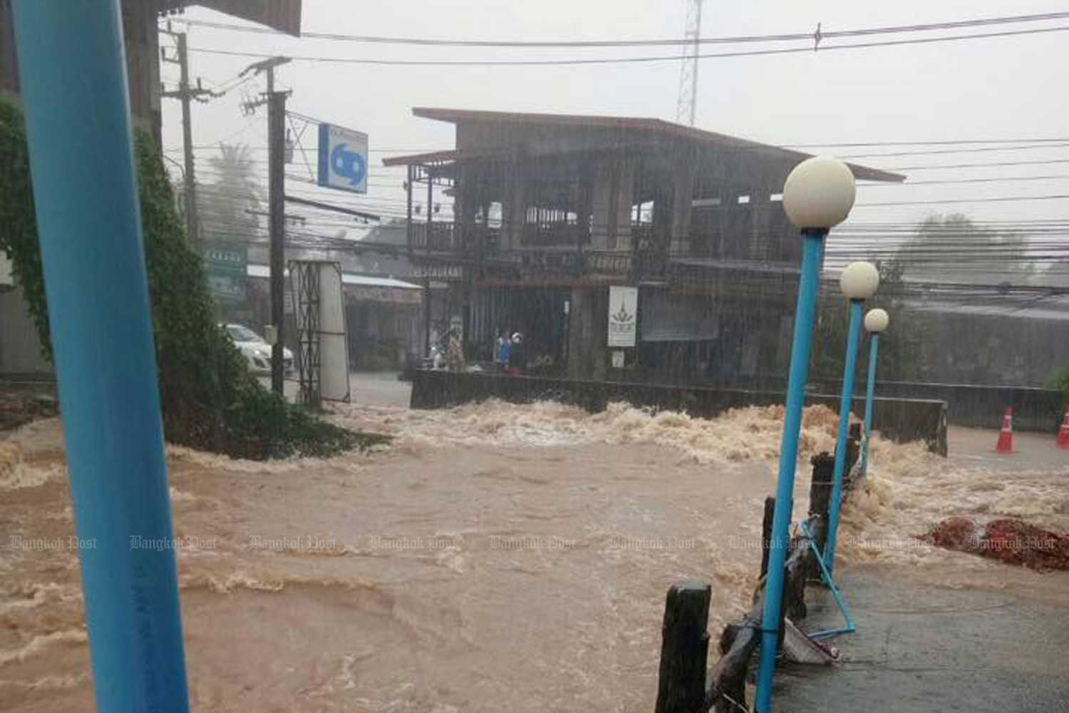 Flooding hit Ko Chang in Trat province on Sunday. (Photo from the Provincial Electricity Authority of Trat province)