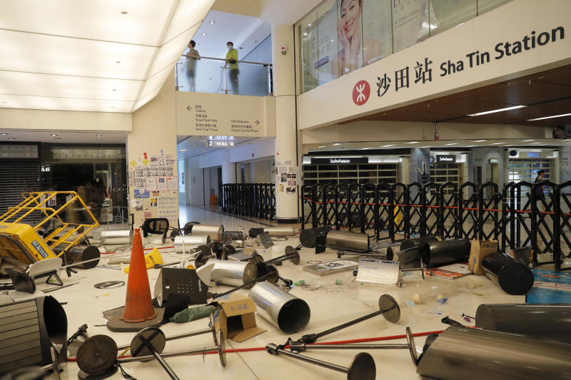 Hong Kong protesters vandalise subway station