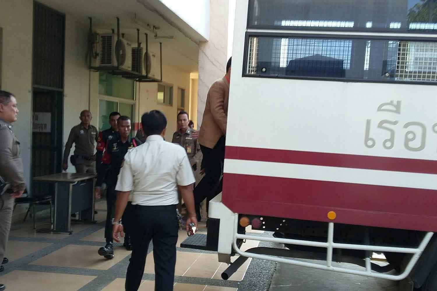 Convicted Pheu Thai Party MP Nawat Tohcharoensuk boards the prison truck at Khon Kaen provincial court after he was sentenced to death for masterminding a murder, on Tuesday. (Photo by Chakkrapan Natanri)