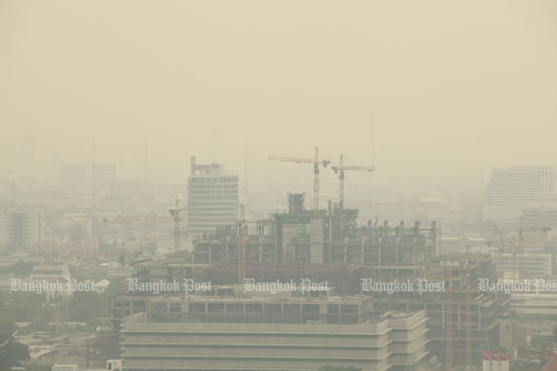 A cloud of ultra-fine dust particles known as PM2.5 has returned to Bangkok due to cooler temperatures. (Bangkok Post file photo)