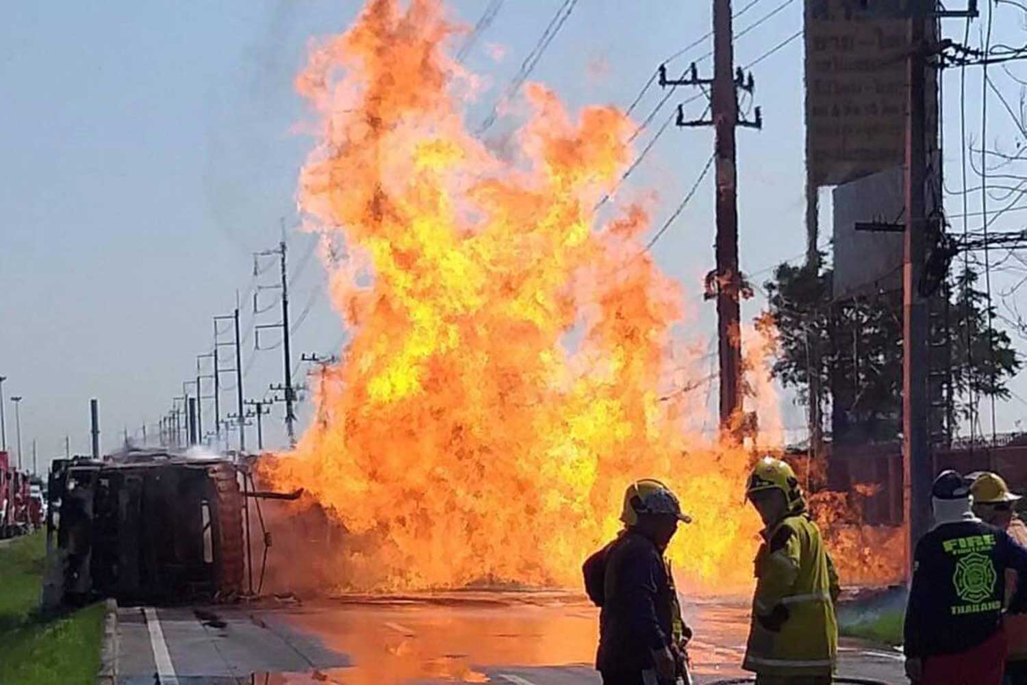 A fuel tanker carrying ethanol goes up in flames after it overturns in Wang Noi district of Ayutthaya on Friday morning. The driver scrambled to safety with only minor injuries. (Supplied photo via Sunthorn Pongpao)