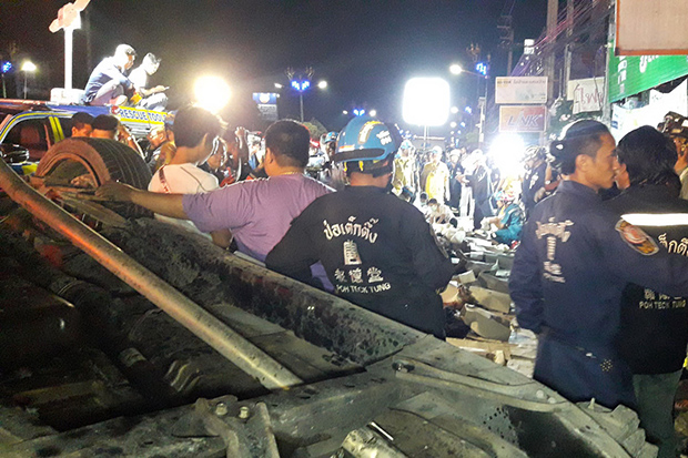 Pick-up overturns in Samut Prakan, killing 13