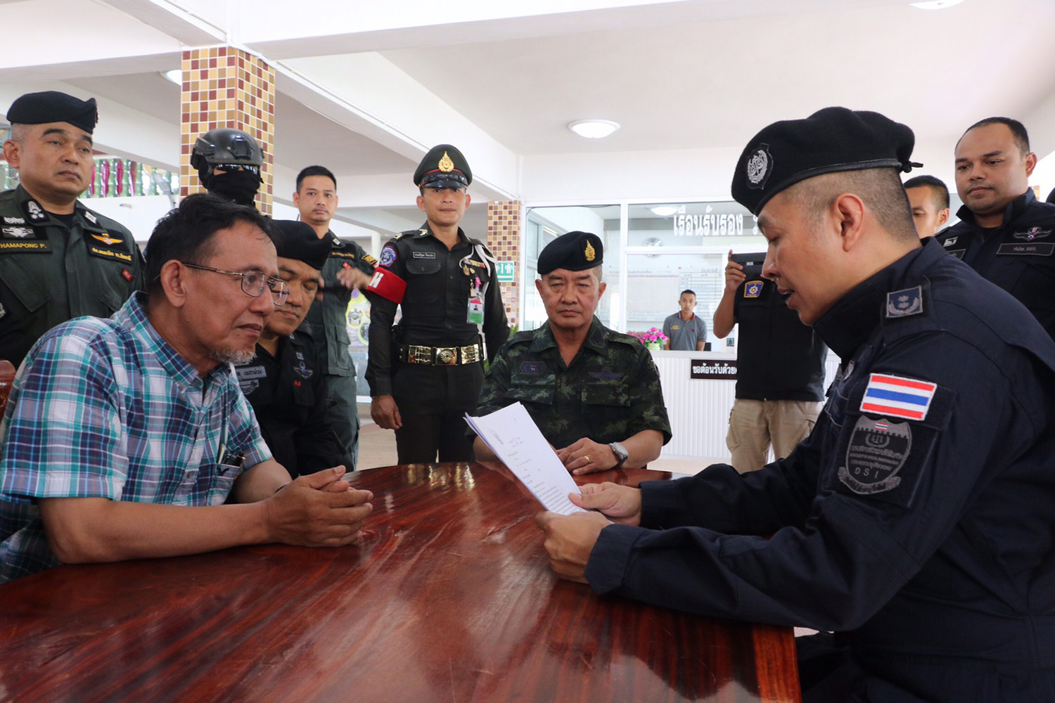 Mahamarormuelee Samae is questioned at Ingkayutthaboriharn camp in Pattani's Nong Chik district on Thursday about alleged involvement in insurgent attacks in Khok Pho district last month. (Photo by Abdullah Benjakat)