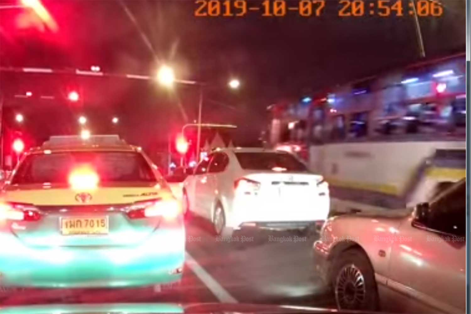 A No.8 bus with passengers speeds through a rail barrier at a crossing on Sri Ayutthaya Road in Bangkok on the night of Oct 7. (Photo captured from video posted on @hearonboard Facebook)