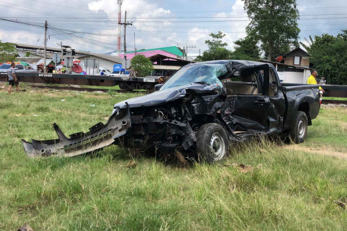 Bangkok Post - Train hits pickup on level crossing