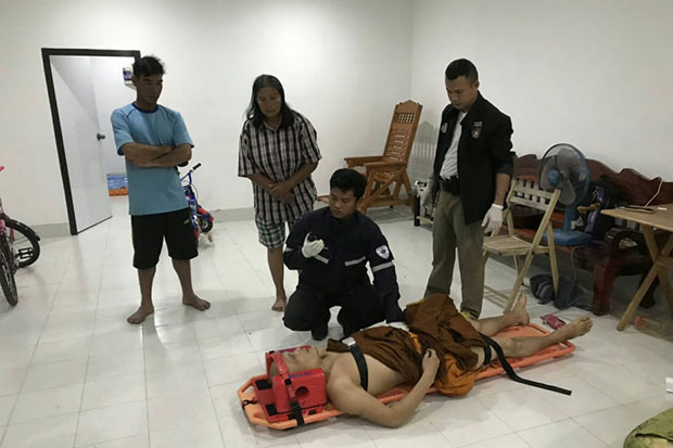 A medic helps severely wounded Phra Winai Sutthiyano after he was shot while burgling a grocery shop in Ubon Ratana district of Khon Kaen province early Wednesday morning. The monk later died. (Photo by Chakkrapan Natanri) A medic helps severely wounded Phra Winai Sutthiyano after he was shot while burgling a grocery shop in Ubon Ratana district of Khon Kaen province early Wednesday morning. The monk later died. (Photo by Chakkrapan Natanri)