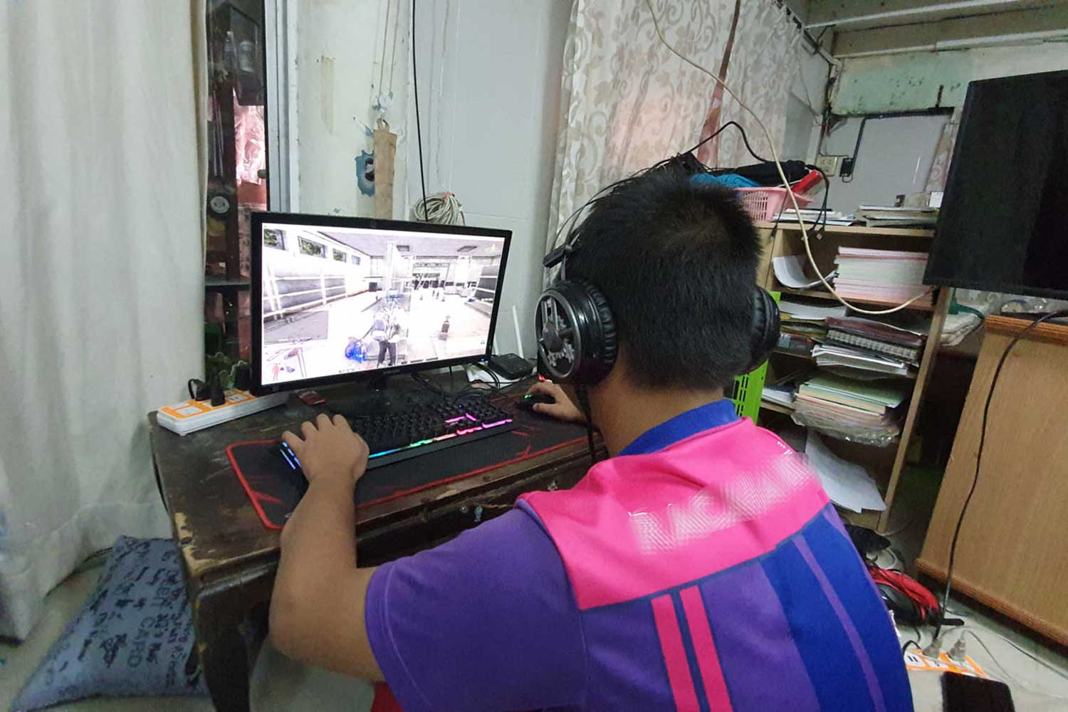 Boy playing online game threatens mother with knife