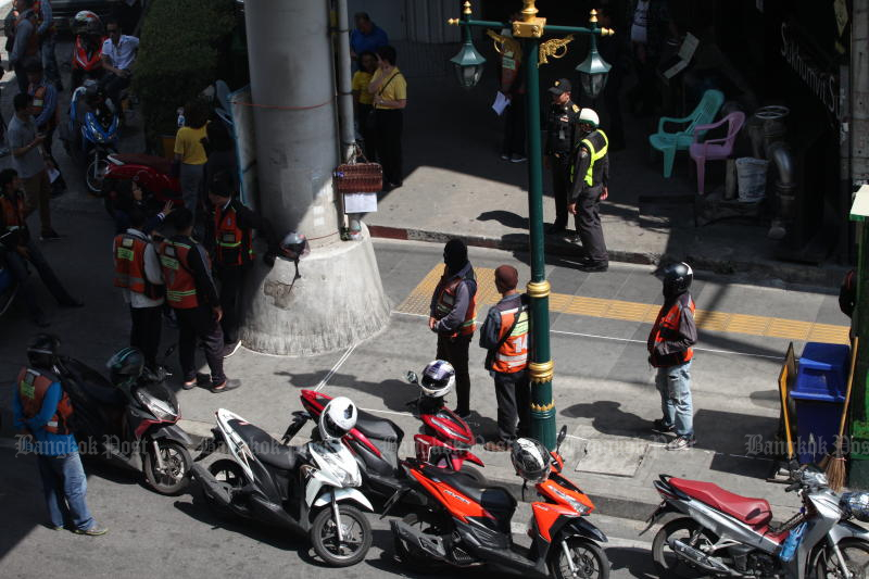 City Hall is looking at tougher punishment of taxi motorcyclists riding on pedestrian walkways. (Photo by Apichart Jinakul) City Hall is looking at tougher punishment of taxi motorcyclists riding on pedestrian walkways. (Photo by Apichart Jinakul)