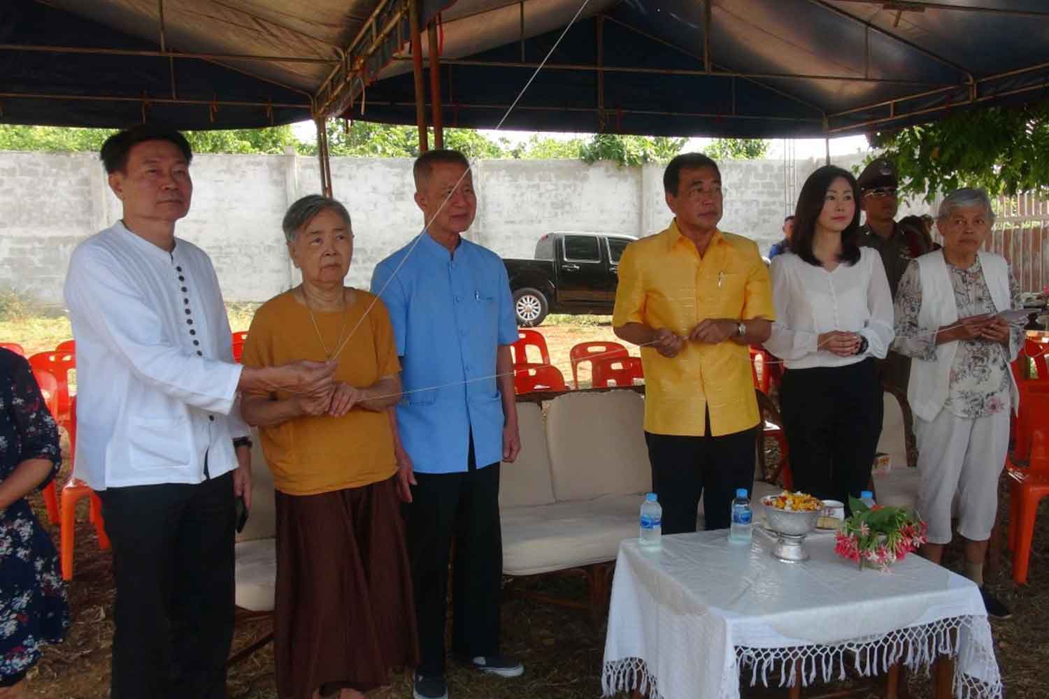 Maj Gen Chamlong Srimuang (third from left) attends a ceremony to mark the start of construction of new shelters for abandoned dogs and cats at the Tiger Temple in Sai Yok district of Kanchanaburi on Saturday. Joining him were his wife Col Sirilak Khiaola-or (second from left), Kanchanaburi governor Jeerakiat Phumsawat (third from right), and Worasuda Sukharom, secretary to the House committee on tourism (second from right). (Photo by Piyarat Chongcharoen)