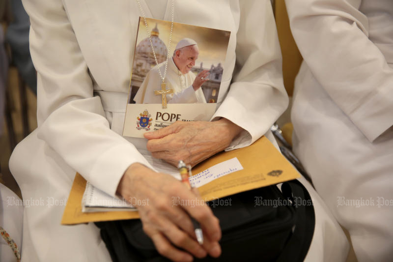 A nun holds a booklet of Pope Francis during a press conference on his upcoming visit to Thailand at St Louis Hospital on Sept 13, 2019. (Photo by Chanat Katanyu) A nun holds a booklet of Pope Francis during a press conference on his upcoming visit to Thailand at St Louis Hospital on Sept 13, 2019. (Photo by Chanat Katanyu)