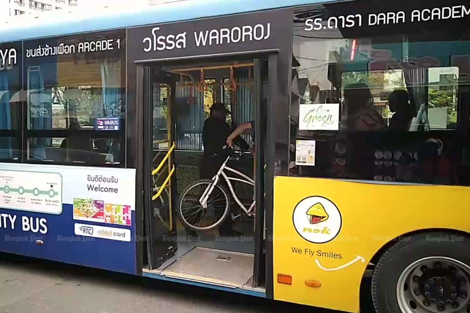 A screenshot from the video clip shows the bus driver attacking a foreign passenger who had boarded the bus with a bicycle in Chiang Mai on Saturday. (Screenshot from the page of Facebook user Yodsaphon Thikham)