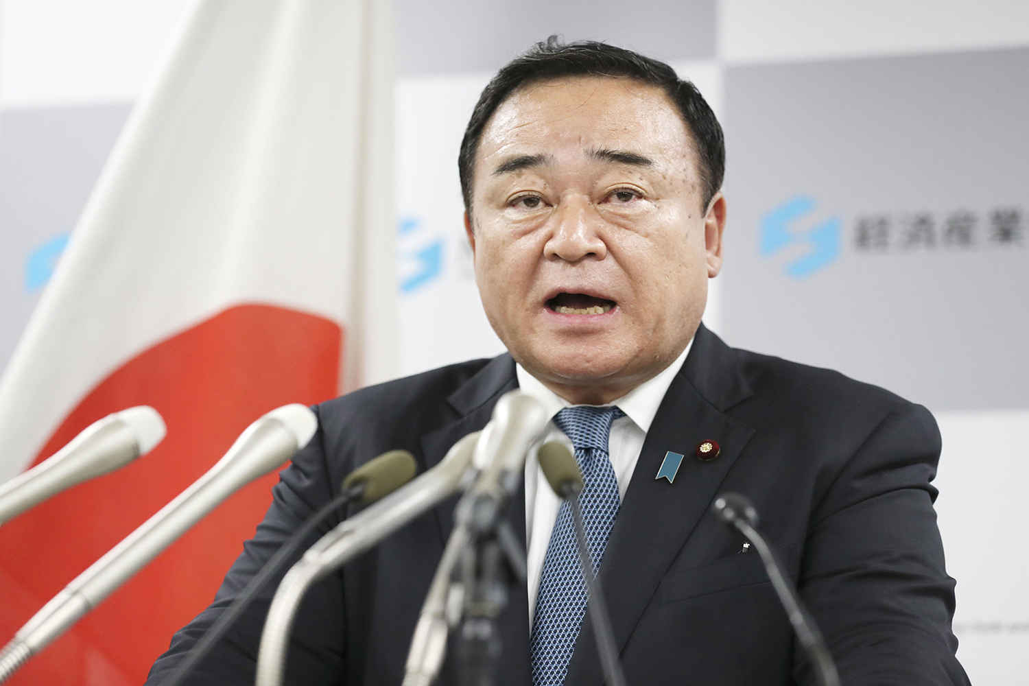 Japanese Trade Minister Hiroshi Kajiyama will skip a meeting on the Regional Comprehensive Economic Partnership agreement in Bangkok to attend parliamentary deliberations. (Kyodo photo)