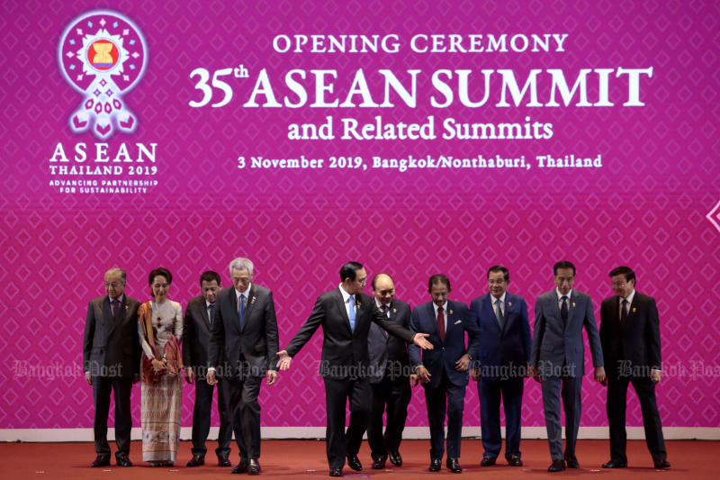 Prime Minister Prayut Cha-o-cha invites other Asean leaders for pose for group photos to kick off their summit on Sunday. (Photo by Patipat Janthong)