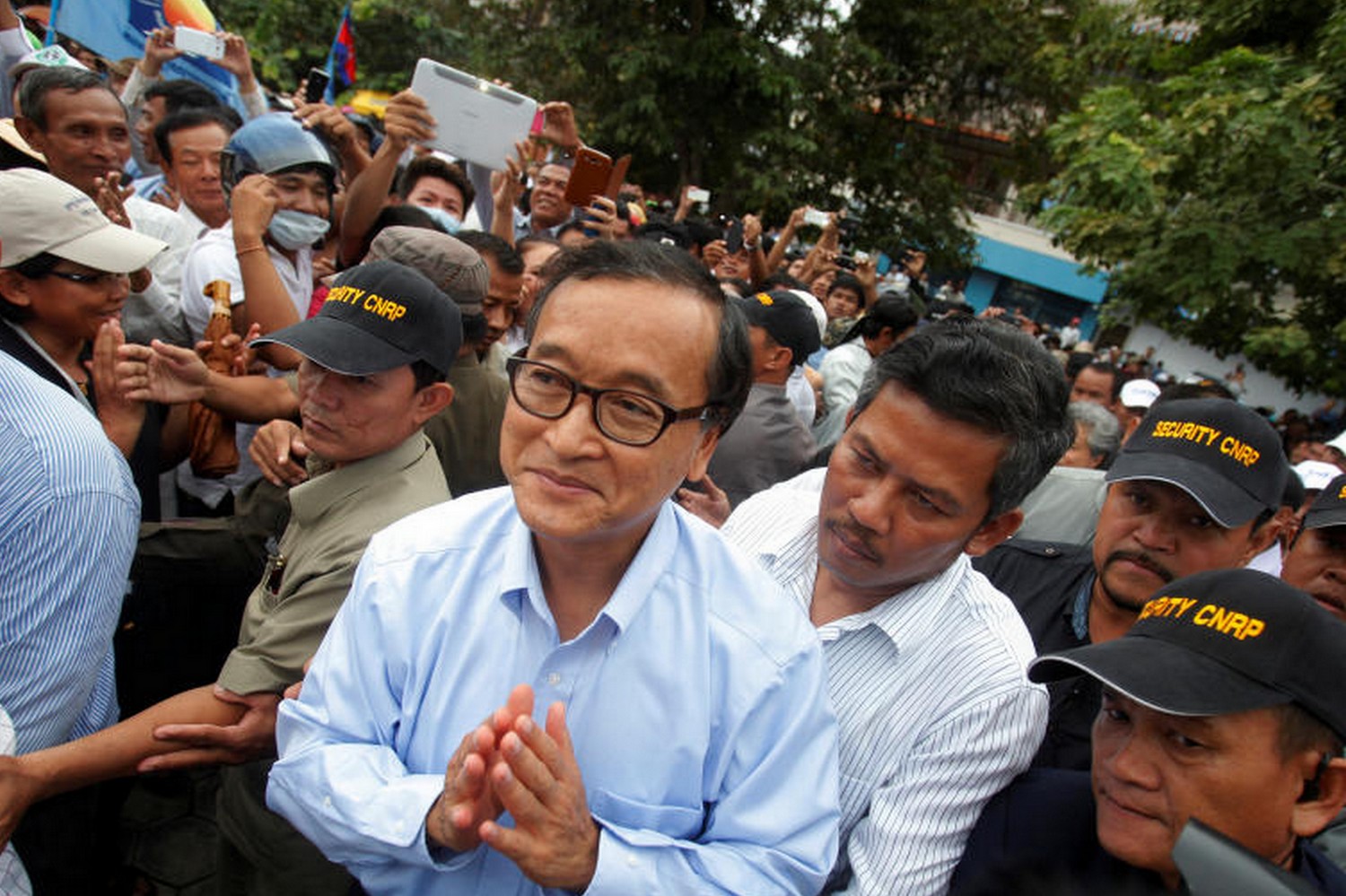 Sam Rainsy (centre), president of the opposition Cambodia National Rescue Party, greets supporters at Freedom Park in Phnom Penh on Oct 6, 2013. (Reuters file photo)