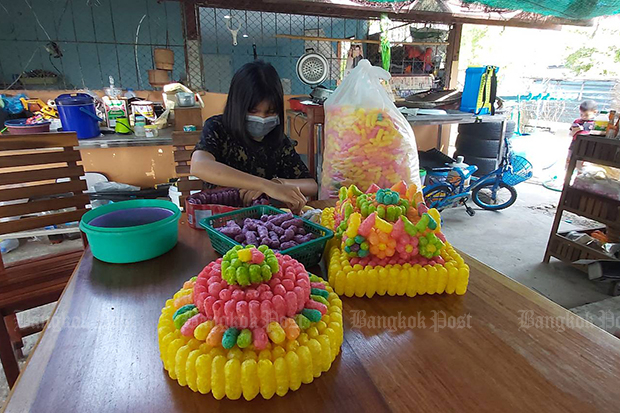 Orn, the 15-year-old girl was arrested on Nov 1 for making krathong floats featuring cartoon characters, makes more baskets with coloured bread for Monday's festival in Nakhon Ratchasima province. (Photo by Prasit Tangprasert)