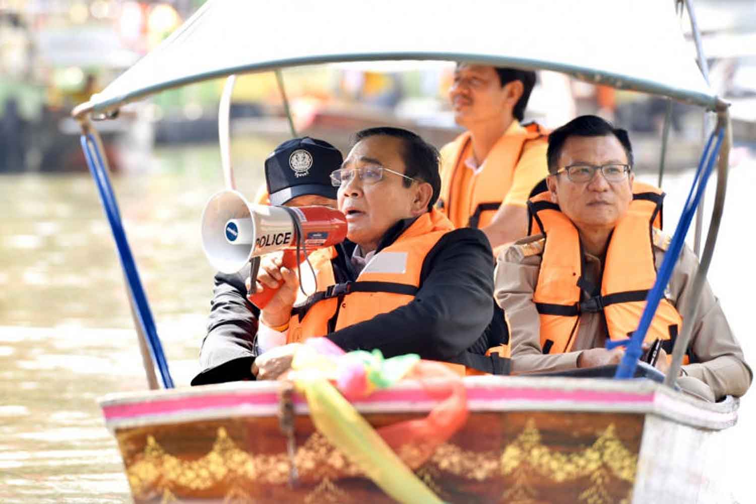 Prime Minister Prayut Chan-o-cha speaks to local residents during his visit to Ratchaburi province on Monday. (Government House photo) Prime Minister Prayut Chan-o-cha speaks to local residents during his visit to Ratchaburi province on Monday. (Government House photo)