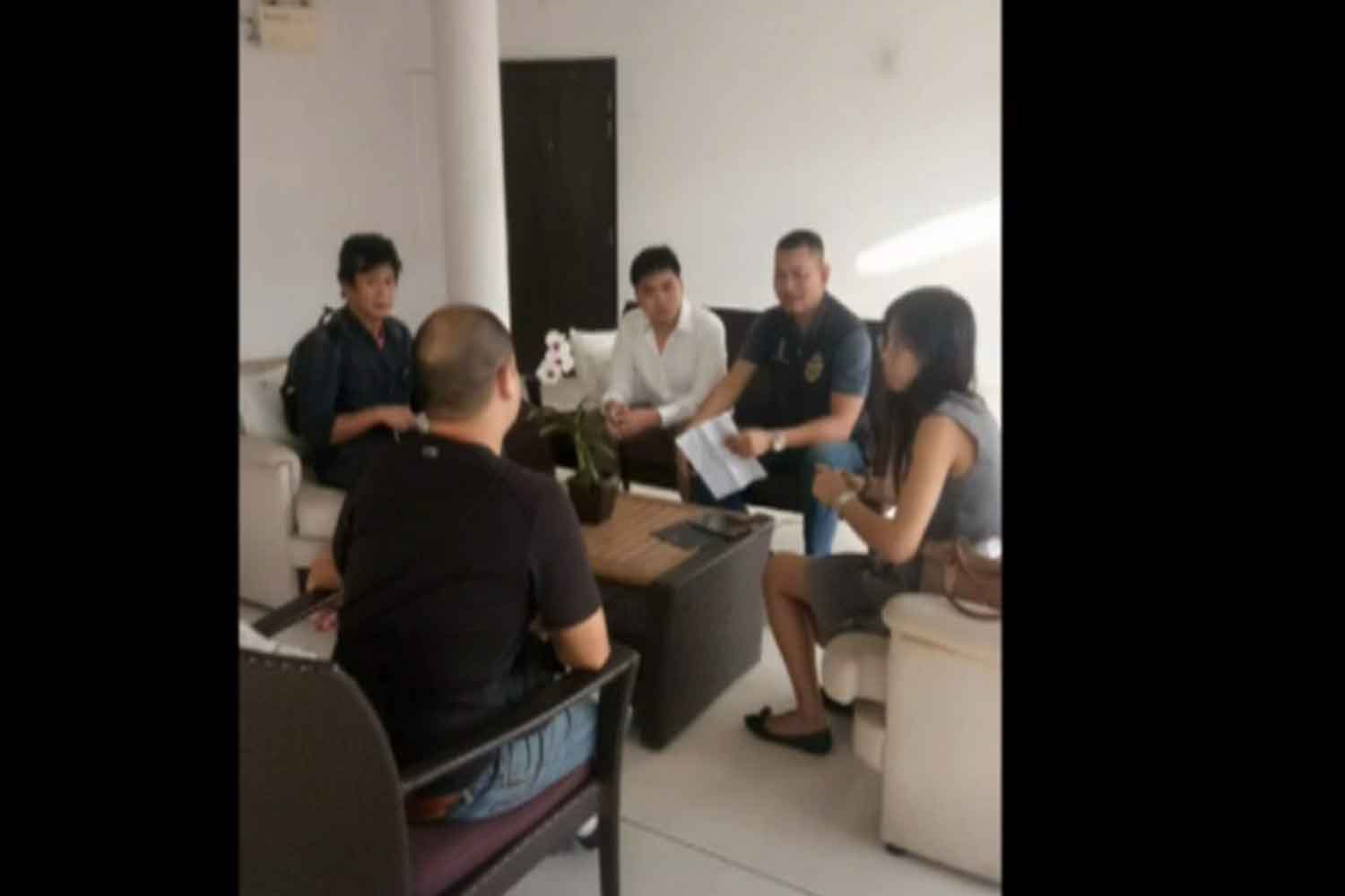 Police arrest paralegal Thanakorn Theerawarodom, white shirt, at Kasemsarn Hotel in Muang district of Chanthaburi on Wednesday morning on a charge of murdering a retired police major-general who had already shot four other people in Chanthaburi court on Tuesday. (Capture from MCOT TV news) Police arrest paralegal Thanakorn Theerawarodom, white shirt, at Kasemsarn Hotel in Muang district of Chanthaburi on Wednesday morning on a charge of murdering a retired police major-general who had already shot four other people in Chanthaburi court on Tuesday. (Capture from MCOT TV news)