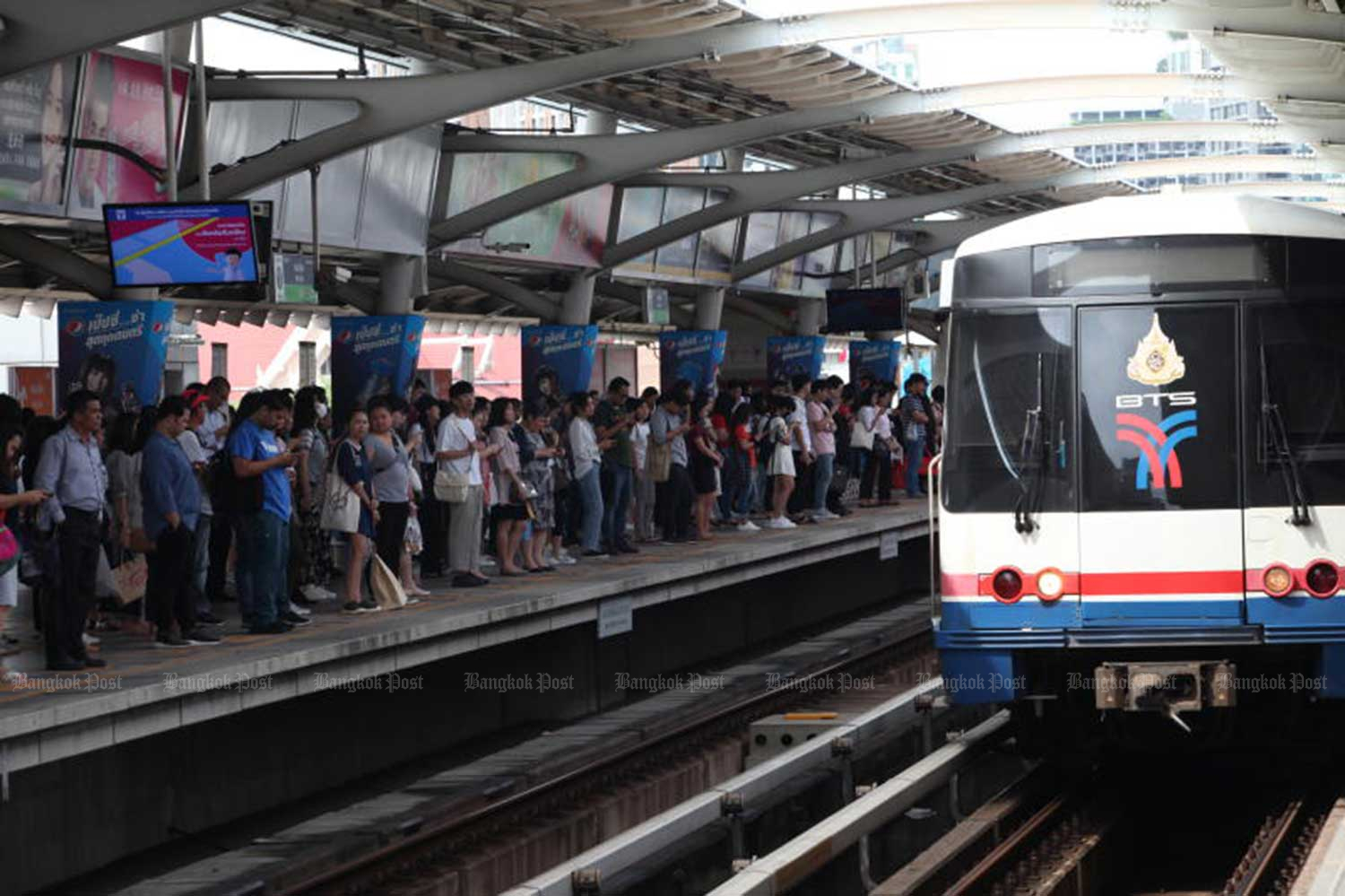 The BTS skytrain operator reports a net profit of 1.131 billion baht in the second quarter of 2019/20, up 36.3%.  (File photo)