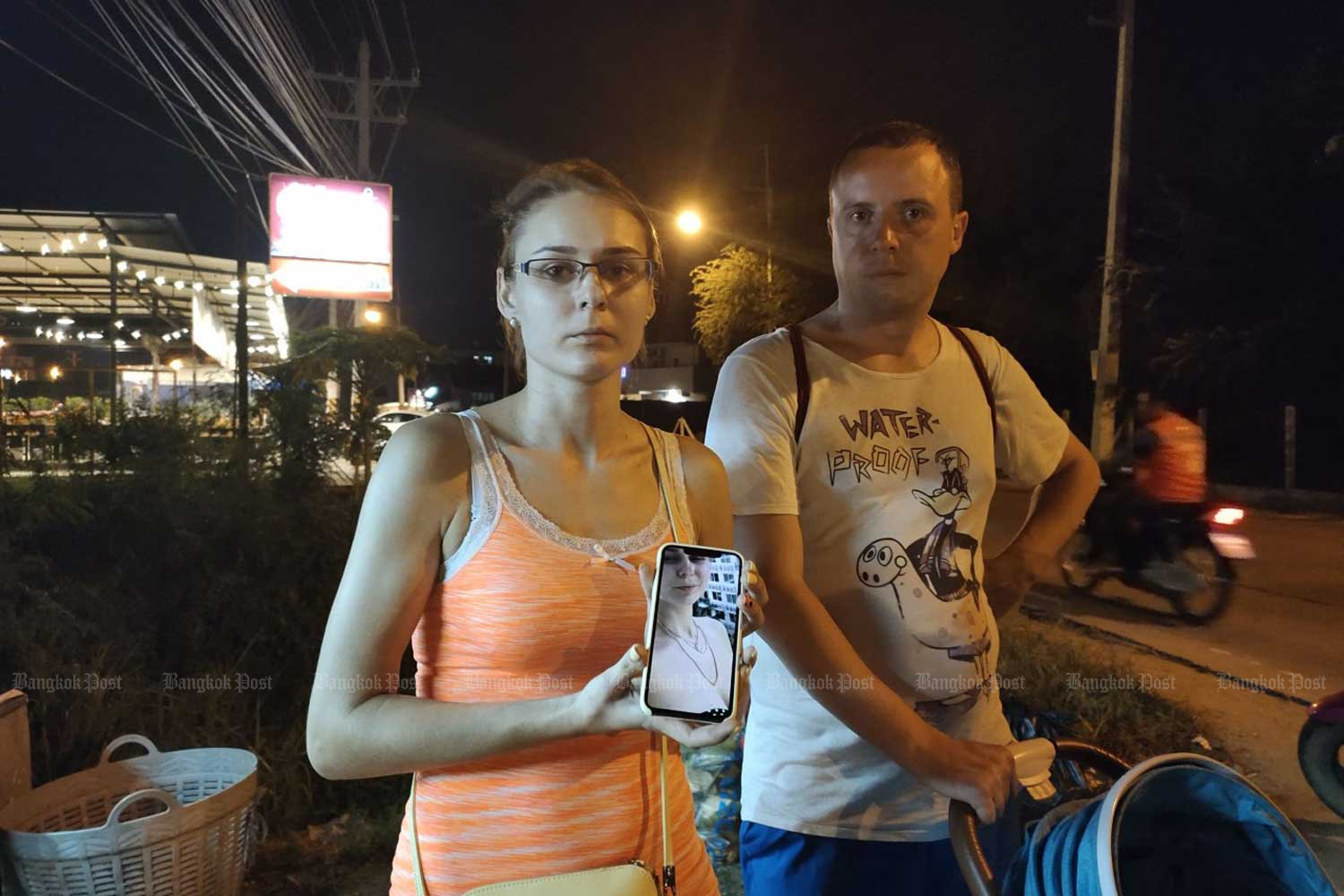 Pankratova Elena, 25, shows a picture of herself wearing the gold necklaces stolen by a motorcyclist in Pattaya on Sunday night. (Photo by Chaiyot Pupattanapong)