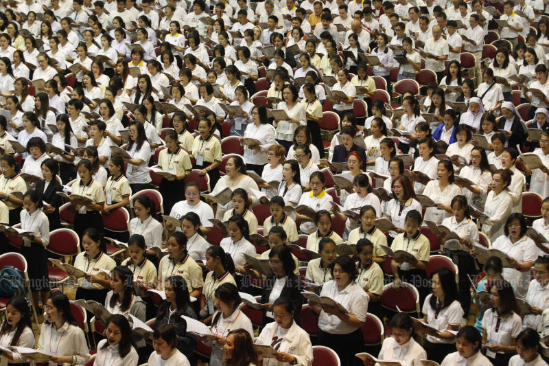 More than 1,000 Catholic devotees and members of other faiths pack the auditorium of Assumption College in Bangkok’s Bang Rak district for a rehearsal ahead of Pope Francis’ visit starting on Wednesday. (Photo by Wichan Charoenkiatpakul) More than 1,000 Catholic devotees and members of other faiths pack the auditorium of Assumption College in Bangkok’s Bang Rak district for a rehearsal ahead of Pope Francis’ visit starting on Wednesday. (Photo by Wichan Charoenkiatpakul)