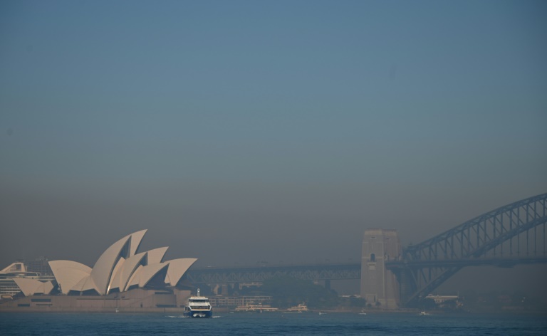 Hazardous smoke haze blankets Sydney, bushfire threat rises