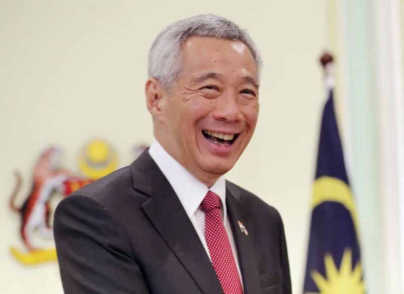 Singaporean Prime Minister Lee Hsien Loong smiles after a press conference with Malaysian Prime Minister Mahathir Mohamad in Putrajaya, Malaysia, April 9, 2019. (AP file photo) Singaporean Prime Minister Lee Hsien Loong smiles after a press conference with Malaysian Prime Minister Mahathir Mohamad in Putrajaya, Malaysia, April 9, 2019. (AP file photo)