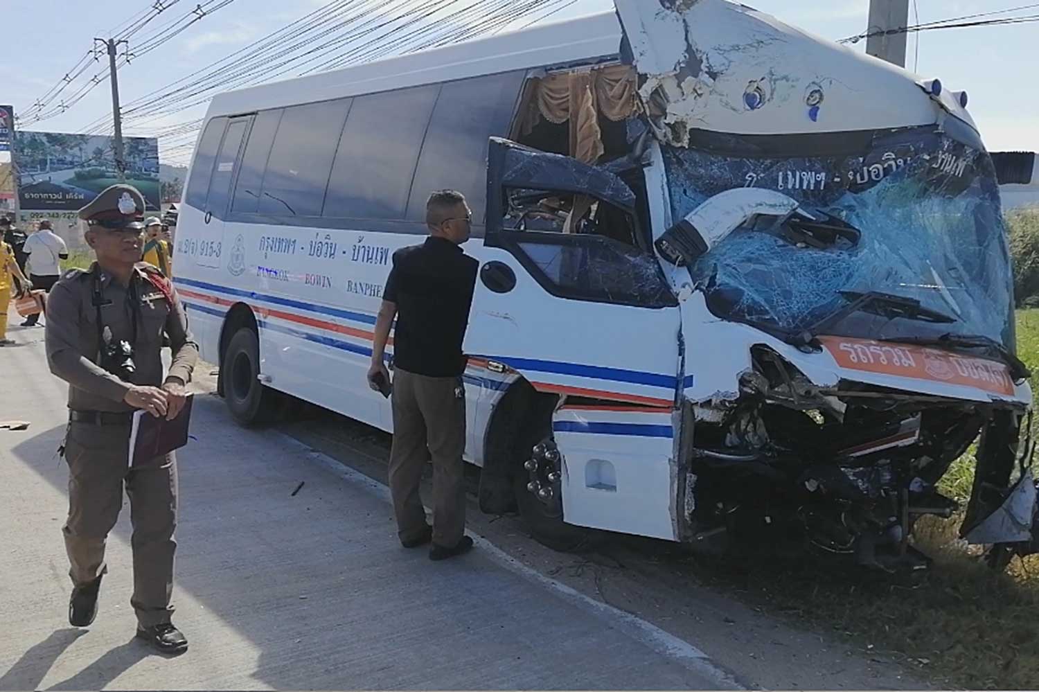 19 hurt in minibus-oil tanker crash